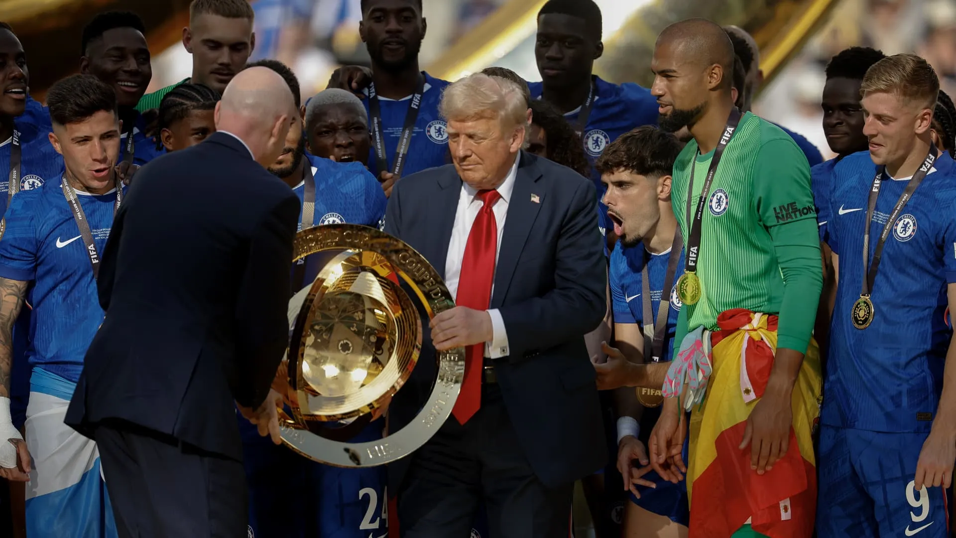 "Sepak bola" dunia adalah "sepak bola" Amerika: Trump memberi isyarat itu bisa berubah