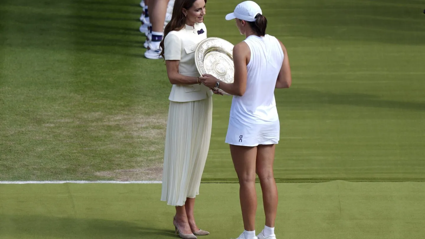 Kate, Putri Wales, serahkan trofi juara Wimbledon kepada Swiatek, kata-kata penghiburan untuk Anisimova