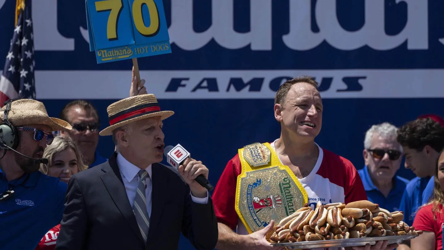 Joey Chestnut Merebut Kembali Gelar di Kontes Makan Hot Dog Terkenal Nathan, Menangkan Sabuk Mustard ke-17